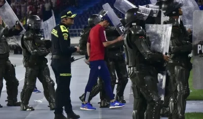 Arturo Reyes debió ser protegido por la Policía al final del partido contra Envigado.