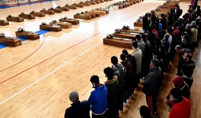 Varios ataúdes con los restos mortales de las 70 personas, entre ellas 20 menores, que murieron en las costas de Calabria, Italia, reposan en el palacio de deportes de Crotone.