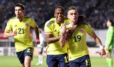 Rafael Santos Borré celebra el segundo gol de Colombia