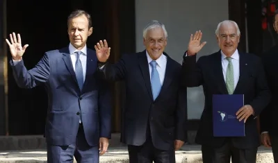 Los expresidentes de Chile, Sebatián Piñera, de Bolivia, Jorge Quiroga, y de Colombia, Andrés Pastrana, saludan a su llegada al primer encuentro del Grupo Libertad y Democracia