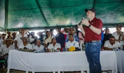 Héctor Olimpo Espinosa, gobernador de Sucre, en una visita a La Mojana