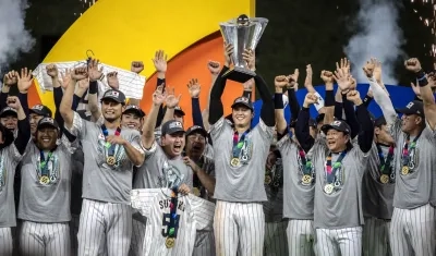 Los peloteros japoneses celebran la conquista del título en el Clásico Mundial de Béisbol. 
