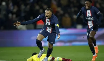 Kylian Mbappé festeja su gol ante el Nantes, cuarto del PSG.