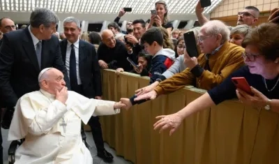 El papa Francisco saluda a feligreses de la ciudad de Rho, en Milán, a quienes recibió en el Vaticano