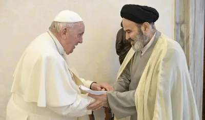 Francisco saluda al presidente de Religiones y Denominaciones de la Universidad Seyed, Abu al Hassan Navab, a quien recibió en su despacho.