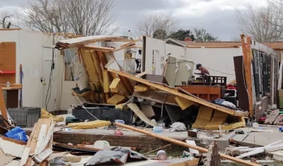 Viviendas destruidas tras el paso del tornado en Misisipii