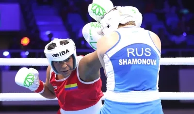 Angie Vanegas (rojo) cayó por decisión ante la rusa Anastasia Shamonava.