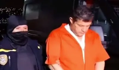 El colombiano Álvaro Pulido, esposado y con uniforme naranja, cuando era ingresado a un tribunal de Venezuela.