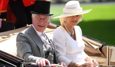 El Rey Carlos III del Reino Unido, junto a su esposa, Camila