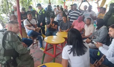 Reunión de los motocarristas con la Policía y la Alcaldía de Malambo. 