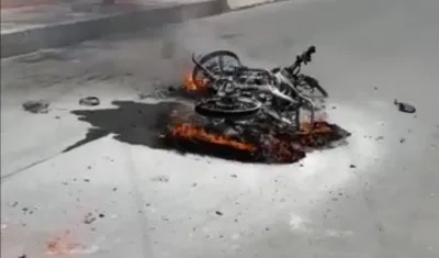 La moto quemada a los presuntos ladrones.