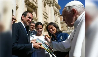 El papa Francisco firmó este miércoles la conocida como la 'Pala de la Solidaridad', una raqueta de pádel.
