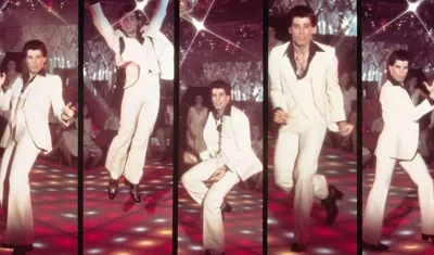 John Travolta con su icónico traje interpretando a Tony Manero