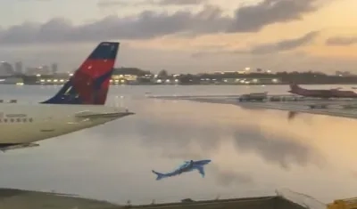 La pista del aeropuerto de Fort Lauderdale, completamente inundada, esta cerrada desde anoche