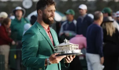 Jon Rahm con la chaqueta verde que lo identifica como campeón del Masters de Augusta. 
