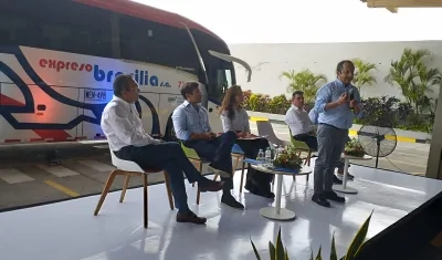 El viceministro de Transporte en la presentación de primer bus de transporte interdepartamental, 100 por ciento a gas