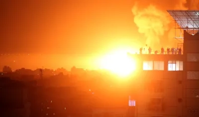 Llamas y humo tras un ataque aéreo israelí en Gaza.