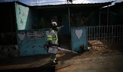 Personal de salud fumiga las calles del barrio San Antonio, en La Chorrera (Panamá)