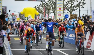 Fernando Gaviria cruza la meta como ganador de la última etapa del Tour de Romandía.