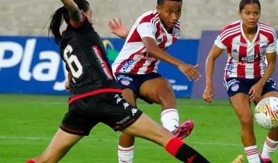 Karina Valencia marcó el gol del empate para las Tiburonas. 