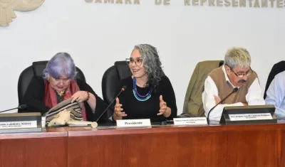 María José Pizarro (centro), senadora del Pacto Histórico.