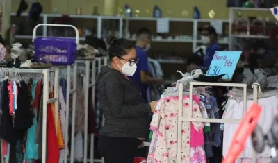 Una mujer realiza compras en una tienda de ropa usada en Tegucigalpa