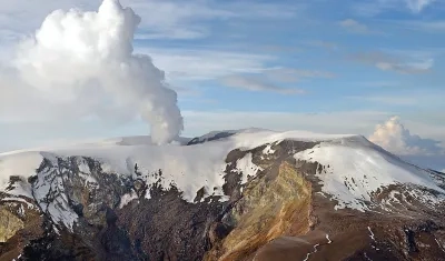 Volcán Nevado del Ruiz se mantiene en alerta naranja