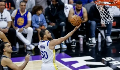 Stephen Curry anotó 50 puntos en el séptimo juego de la serie contra Sacramento.
