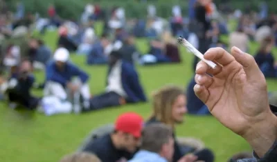 Imagen de referencia, consumo de marihuana en un parque.