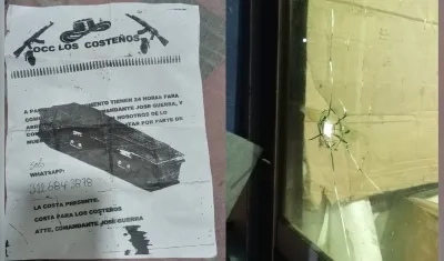Panfleto de 'Los Costeños' y impactos de bala en el vidrio.