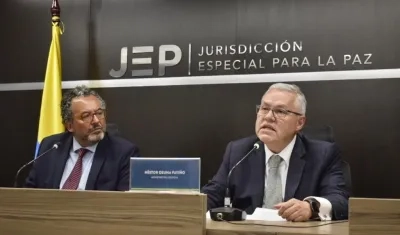  El presidente de la JEP, el magistrado Roberto Vidal y el Ministro de Justicia, Néstor Osuna.