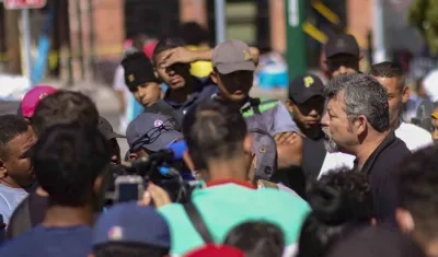 Migrantes hablando con autoridades en El Paso, Texas.