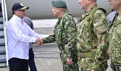 El Presidente Petro saluda a militares en la visita que hizo el sábado a Nariño.