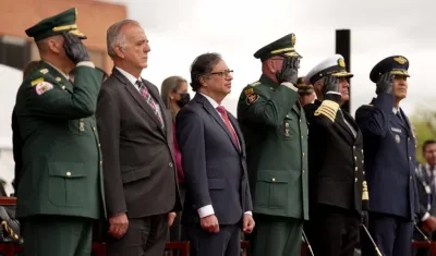 El Presidente de la República Gustavo Petro y la cúpula de Fuerzas Militares.