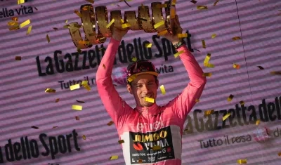 Primoz Roglic levanta el trofeo de campeón del Giro.