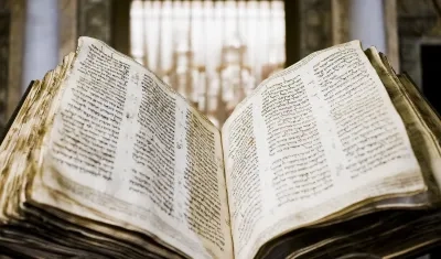  Fotografía cedida por Sotheby's donde se ve La Biblia hebrea más antigua 