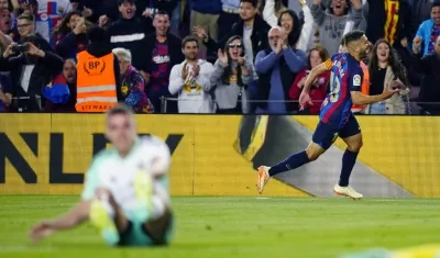 Jordi Alba celebra el gol que le dio el triunfo al Barcelona sobre Osasuna.