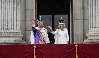 El rey Carlos III saluda junto a su esposa, la reina Camila