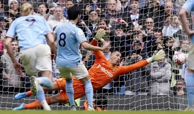 El alemán Ilkay Gundogan marcó los dos goles del Manchester City y erró esta pena máxima. 
