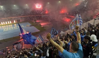 Miles de aficionados del Nápoles vieron el partido contra Udinese en pantallas gigantes en el estadio Diego Maradona
