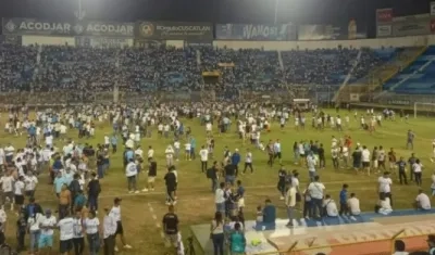 Panorámica del Estadio Cuscatlán minutos después de la estampida