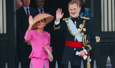 La reina Letizia llevó un vestido diseñado por Carolina Herrera. La acompaña el rey Felipe VI