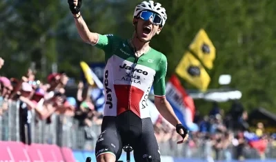 Filippo Zana sorpendió en el sprint al francés Thibaut Pinot. 