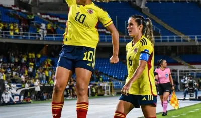 Leicy Santos y Daniela Montoya, jugadoras de la Selección Colombia femenina.