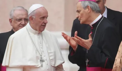 El papa Francisco y el cardenal Matteo Zuppi a quien encargó una misión de paz en Ucrania.