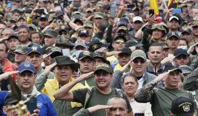 Militares retirados de Policía, Ejército y Fuerza Aérea llegaron hasta la Plaza de Bolívar