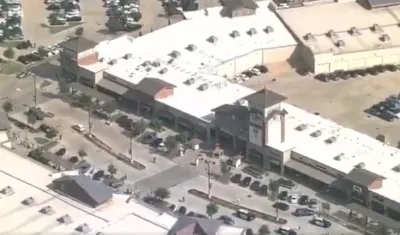 Vista aérea del centro comercial en donde se registró el tiroteo este sábado en Allen, Texas