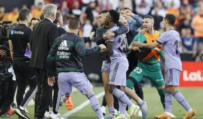 Vinicius se enfrenta con los jugadores del Valencia tras ser expulsado. 