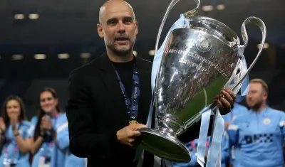 Pep Guardiola levanta el trofeo de la Champions League, el primero para Manchester City