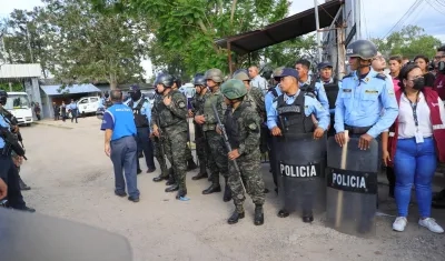 Policía tras el incendio en una cárcel de Honduras. 